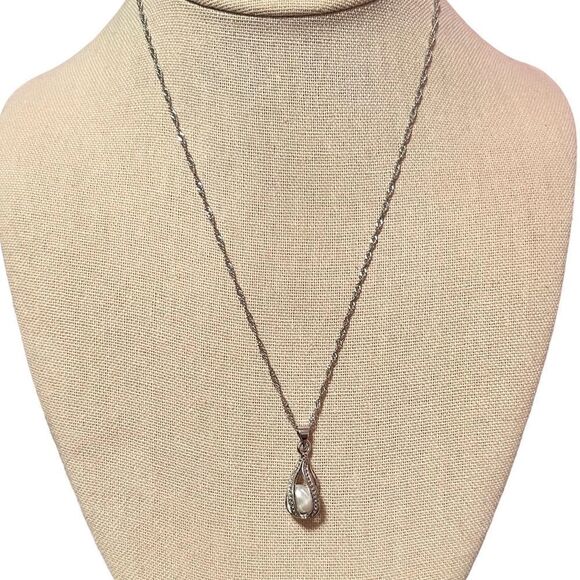 ⭐️3/$25⭐️ Silver Tone Pearl Cage Necklace - Picture 2 of 3